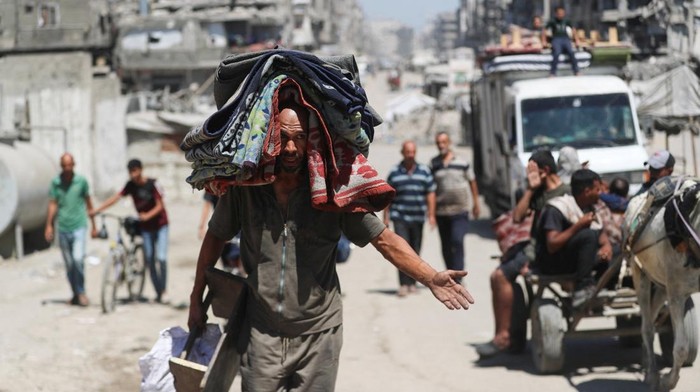 Warga Palestina Mengungsi Massal di Tengah Operasi Militer Israel di Gaza Ribuan warga Palestina terpaksa meninggalkan rumah mereka di Kota Gaza, Senin (1/9/2025), setelah operasi militer Israel kembali mengguncang kawasan padat penduduk tersebut. Jalan-jalan dipenuhi pengungsi yang membawa barang seadanya, mulai dari tas, kasur lipat, hingga perabot rumah tangga, dalam upaya menyelamatkan diri dari serangan udara dan darat yang semakin intensif. REUTERS/Mahmoud Issa