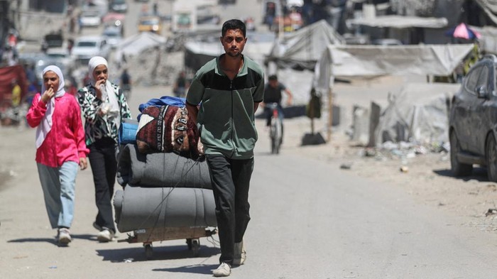 Warga Palestina Mengungsi Massal di Tengah Operasi Militer Israel di Gaza Ribuan warga Palestina terpaksa meninggalkan rumah mereka di Kota Gaza, Senin (1/9/2025), setelah operasi militer Israel kembali mengguncang kawasan padat penduduk tersebut. Jalan-jalan dipenuhi pengungsi yang membawa barang seadanya, mulai dari tas, kasur lipat, hingga perabot rumah tangga, dalam upaya menyelamatkan diri dari serangan udara dan darat yang semakin intensif. REUTERS/Mahmoud Issa