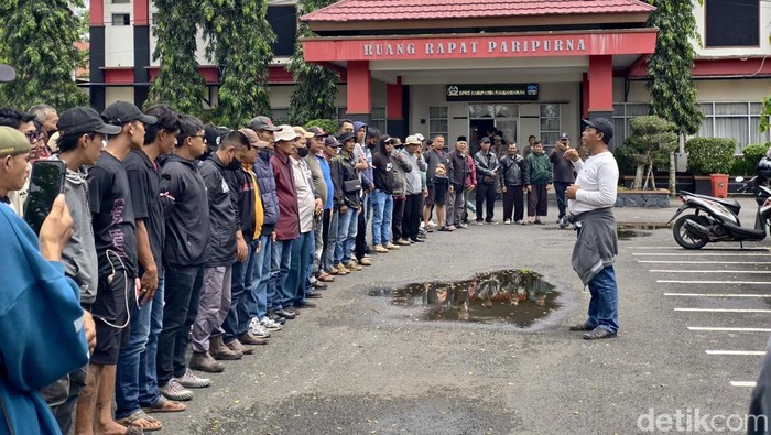 Warga Pangandaran ramai-ramai cergah demo ricuh
