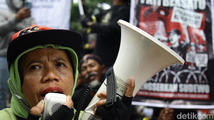 Warga Pati Demo di KPK Tuntut Sudewo Dicopot Sejumlah warga Pati menggelar aksi di depan gedung KPK, Jakarta, Senin (1/9/2025). Mereka menuntut Bupati Pati Sudewo segera ditetapkan tersangka dalam kasus dugaan korupsi proyek kereta di Kemenhub.