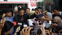 Protes terhadap Sudewo sebelumnya juga sudah marak di Pati. Warga menolak kebijakan kontroversial seperti kenaikan PBB-P2 dan menilai kepemimpinannya bermasalah.  