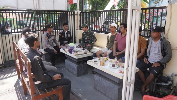 Warga turut menjaga kantor Polsek Pungging, Mojokerto mengantisipasi aksi anarki.