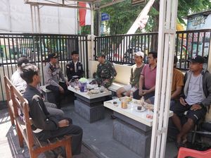 Cegah Aksi Anarki, Warga Sukarela Jaga Polsek di Mojokerto