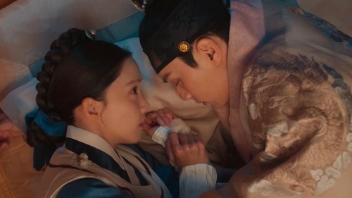 Adegan romantis Yoona dan Lee Chae Min dalam episode keempat drama Korea Bon Appetit, Your Majesty.