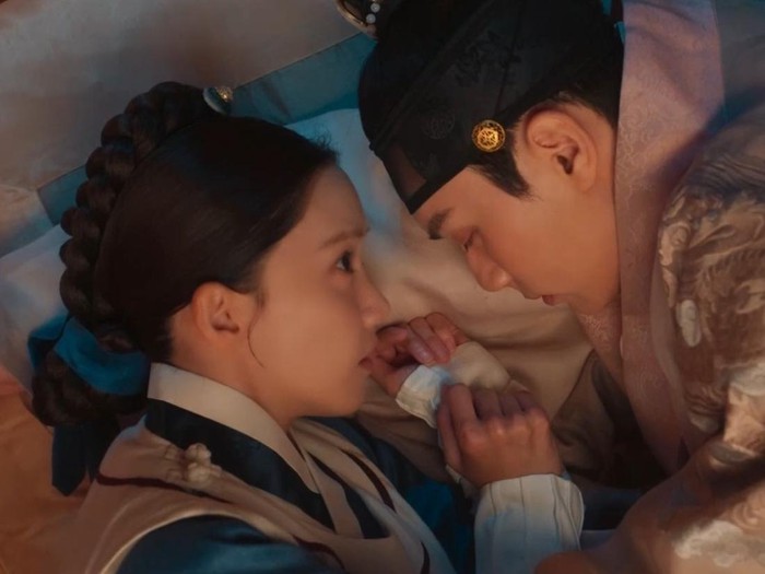Adegan romantis Yoona dan Lee Chae Min dalam episode keempat drama Korea Bon Appetit, Your Majesty.