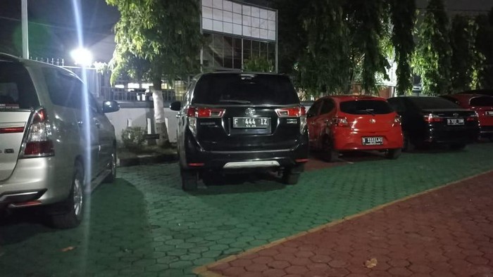 15 unit mobil milik anggota DPR RI Satori disita terkait kasus penyaluran dana corporate social responsibility (CSR) Bank Indonesia (BI) dan Otoritas Jasa Keuangan (OJK). (dok istimewa)
