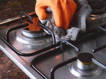 Kompor Gas Banyak Kerak Membandel? Begini Cara Efektif Bersihkannya