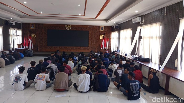 99 peserta demo ricuh di DPRD Temanggung diamankan polisi, Selasa (2/9/2025). Barang bukti bom molotov yang dibawa satu tersangka aksi.