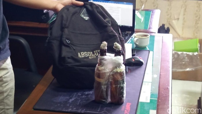 99 peserta demo ricuh di DPRD Temanggung diamankan polisi, Selasa (2/9/2025). Barang bukti bom molotov yang dibawa satu tersangka aksi.