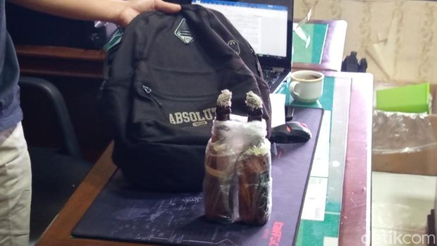 99 peserta demo ricuh di DPRD Temanggung diamankan polisi, Selasa (2/9/2025). Barang bukti bom molotov yang dibawa satu tersangka aksi.