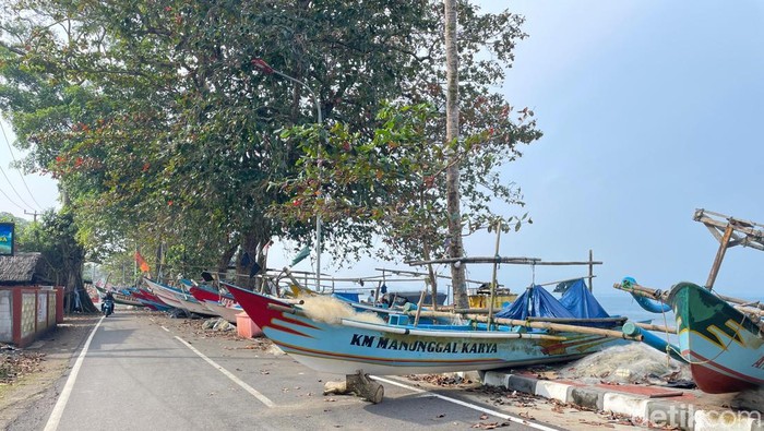 Akses jalan ke Pantai Batukaras terhalang perahu imbas abrasi
