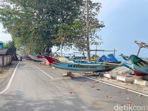 Priangan Timur: Abrasi Picu Perahu Parkir hingga Tutup Jalan di Pangandaran