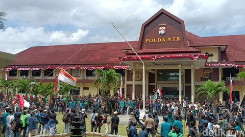 Aksi demontrasi berujung ricuh dan pengerusakan di Mapolda NTB, Sabtu (30/8/2025).