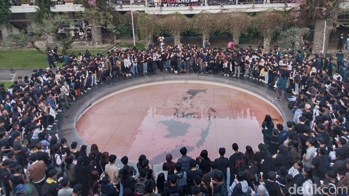 Aksi solidaritas KM ITB untuk keprihatinan Bangsa Indonesia.