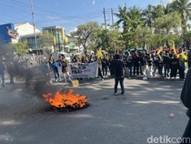 Demo 2 Kelompok Massa di Kantor Gubernur Sulsel, Lalin Macet Parah