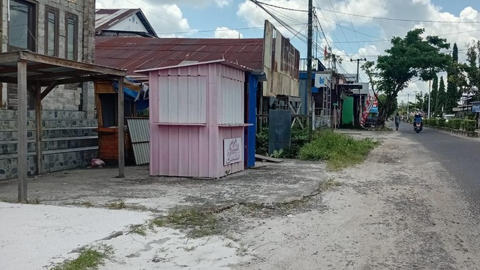 Aktivitas beberapa minimarket dan warung di sekitaran DPRD Kotim sempat terhenti. Foto: Ayuningtias Puji Lestari