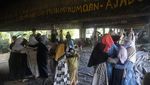 Potret Anak-anak Kolong Jembatan Cilincing Belajar Bahasa dan Budaya Turki