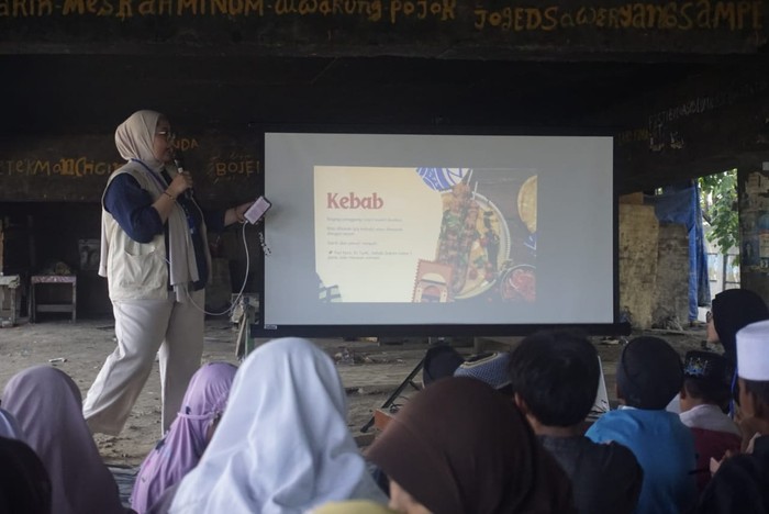 Anak-anak kolong jembatan Cilincing belajar bahasa dan budaya Turki Anak-anak kolong jembatan Cilincing belajar bahasa dan budaya Turki
