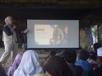 Potret Anak-anak Kolong Jembatan Cilincing Belajar Bahasa dan Budaya Turki