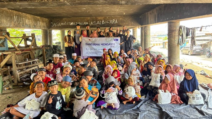 Anak-anak kolong jembatan Cilincing belajar bahasa dan budaya Turki