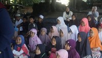 Antusian anak-anak Rumah Belajar Merah Putih dalam mendengarkan dan menyimak informasi yang disampaikan dalam Kelas Edukasi. Foto: (Dokumentasi PPI Bandirma Turki)