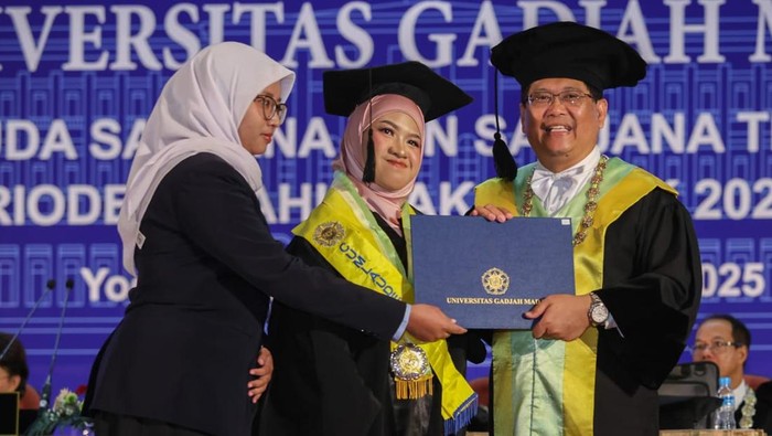 Anis saat diwisuda