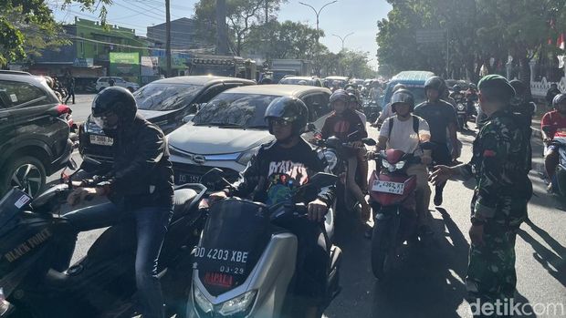 Aparat TNI/Polri membantu mengurai kemacetan imbas demo di depan kantor Gubernur Sulsel.