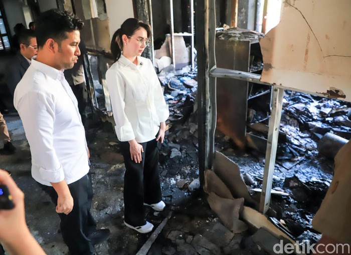 Arumi Bachsin dan Emil Meratapi Sisa Puing Kebakaran di Ruang Kerjanya