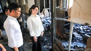 Emil Dardak tetap tegar meski ruang kerjanya luluh lantak dilalap api. Foto: Istimewa / Dok. Biro Adpim Jatim