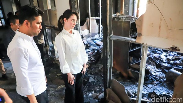 Potret Arumi Bachsin dan Emil Meratapi Sisa Puing Kebakaran di Ruang Kerjanya