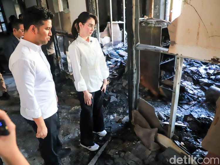 Potret Arumi Bachsin dan Emil Meratapi Sisa Puing Kebakaran di Ruang Kerjanya