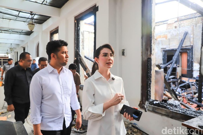 Arumi Bachsin dan Emil Meratapi Sisa Puing Kebakaran di Ruang Kerjanya