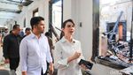 Potret Arumi Bachsin dan Emil Meratapi Sisa Puing Kebakaran di Ruang Kerjanya