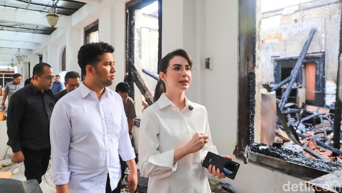 Arumi Bachsin dan Emil Meratapi Sisa Puing Kebakaran di Ruang Kerjanya Arumi Bachsin dan Emil Meratapi Sisa Puing Kebakaran di Ruang Kerjanya