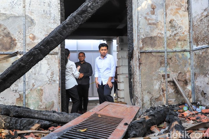 Arumi Bachsin dan Emil Meratapi Sisa Puing Kebakaran di Ruang Kerjanya