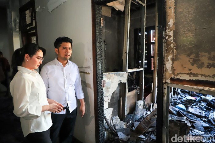 Arumi Bachsin dan Emil Meratapi Sisa Puing Kebakaran di Ruang Kerjanya