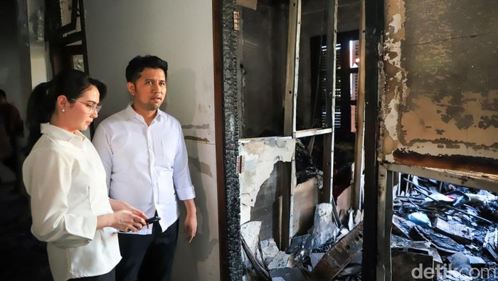 Arumi Bachsin dan Emil Meratapi Sisa Puing Kebakaran di Ruang Kerjanya Arumi Bachsin dan Emil Meratapi Sisa Puing Kebakaran di Ruang Kerjanya