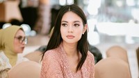 ⁠Aurelie Moeremans mengaku pertama kali ditawari masuk parpol pada 2016 oleh artis senior. Ngajak ngopi, aku bingung kayak tumben-tumbenan nih padahal kita gak dekat, dan ternyata benar feeling aku. Dia ngenalin aku ke bosnya, orang partai, dan aku diajak gabung, ujarnya di Instagram dilihat pada Rabu (3/9/2025). (Foto: dok Instagram aurelie)