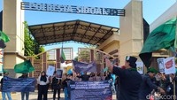 Mahasiswa yang tergabung dalam Himpunan Mahasiswa Islam (HMI) Cabang Sidoarjo juga menggelar aksi di Polres Sidoarjo.