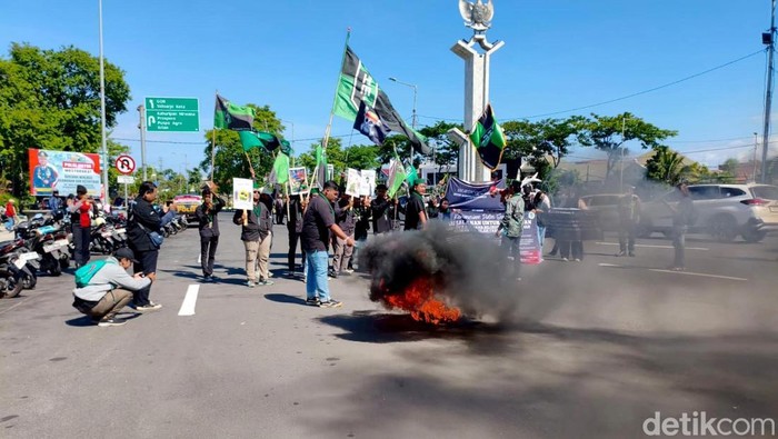 Bakar Ban dan Salat Gaib Warnai Aksi Masiswa di Polres Sidoarjo Bakar Ban dan Salat Gaib Warnai Aksi Masiswa di Polres Sidoarjo