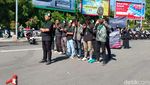 Bakar Ban Serta Salat Gaib Warnai Aksi Mahasiswa di Sidoarjo