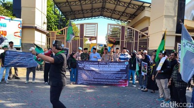 Bakar Ban Serta Salat Gaib Warnai Aksi Mahasiswa di Sidoarjo