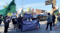 Salat ghaib dan aksi solidaritas ini diharapkan dapat menjadi pengingat bersama bagi seluruh elemen bangsa untuk menegakkan demokrasi yang sehat dan menempatkan kepentingan rakyat sebagai prioritas utama.