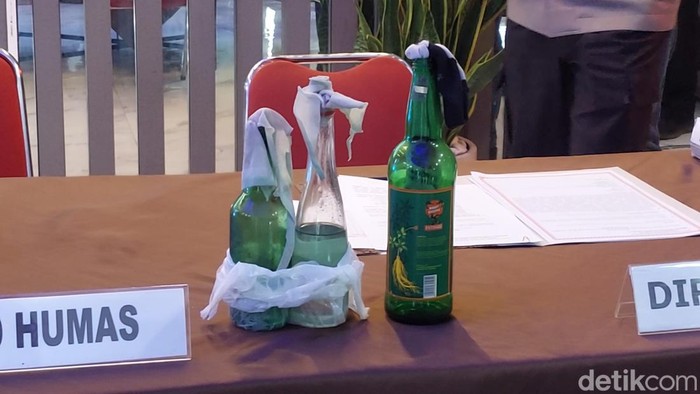 Barang bukti molotov yang ditemukan Polda Jabar