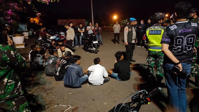 Belasan orang yang diamankan karena hendak melempar bom molotov ke gedung DPRD Lahat.