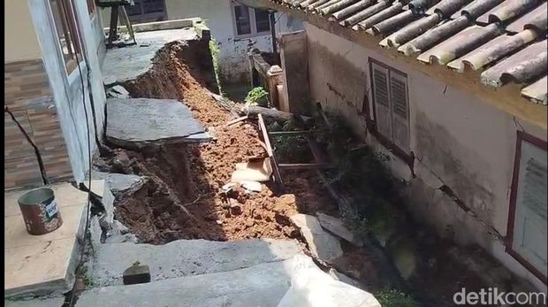 Belasan rumah di Kampung Cibatu, Desa Sukawangun, Kecamatan Karangnunggal, Kabupaten Tasikmalaya, Jawa Barat, mengalami kerusakan