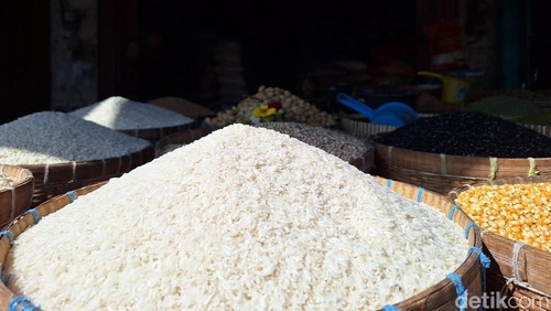 Ilustrasi beras di Pasar Mandalika, Bertais, Kota Mataram, beberapa waktu lalu.