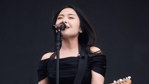 Setiap nada dari Bernadya terdengar kayak pelukan yang hangat. Foto: Instagram Bernadya/Hafiyyan Faza @high_iso