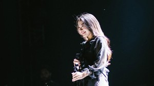 Senyum Bernadya yang bikin suasana panggung langsung cair. Foto: Instagram Bernadya/Hafiyyan Faza @high_iso