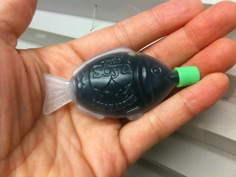 Botol kecap berbentuk ikan dari restoran sushi